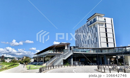 秋晴れの青空が映えるオトリバーサイドテラスと名鉄東岡崎駅直結のペデストリアンデッキ〈愛知県岡崎市〉 106642746