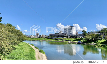 青空に映えるオトリバーサイドテラスと乙川の風景 〈明代橋より/愛知県岡崎市〉 青空に映えるオトリバーサイドテラスと乙川の風景 〈明代橋より/愛知県岡崎市〉 106642983