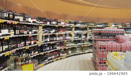 イタリアのスーパー 陳列棚に並んだたくさんの赤ワイン、白ワイン　 106642985