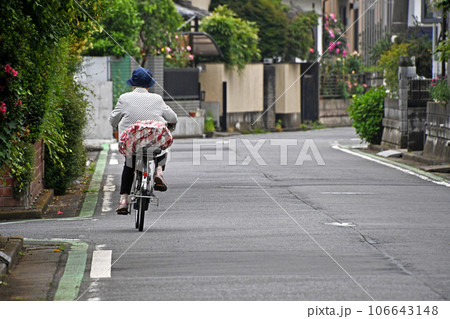 自転車を漕ぐシニア 106643148