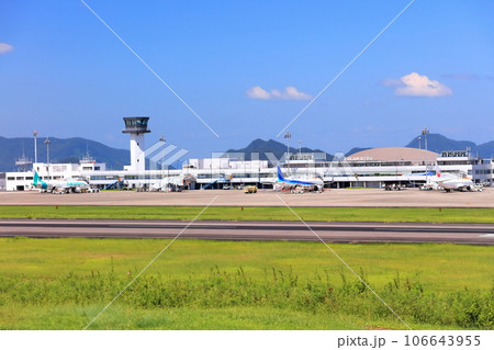 【香川県】さぬきこどもの国から見た(高松空港)滑走路とターミナルビル 【香川県】さぬきこどもの国から見た(高松空港)滑走路とターミナルビル 106643955