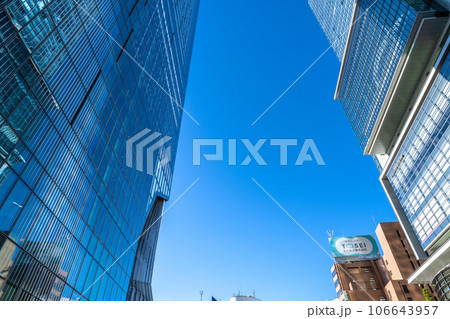 日本の東京都市景観 航空機が渋谷スクランブルスクエアに映る…右は渋谷ヒカリエ 日本の東京都市景観 航空機が渋谷スクランブルスクエアに映る…右は渋谷ヒカリエ 106643957
