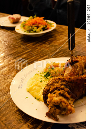 ドイツ、伝統料理のシュバイネハクセ（Schweinshaxe） 106644295
