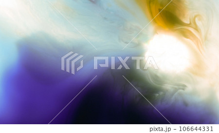 暗闇に浮かぶ抽象的な煙。コピースペース有り。 106644331