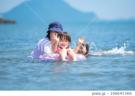 夏の海で海水浴を楽しむ姉妹 106645360