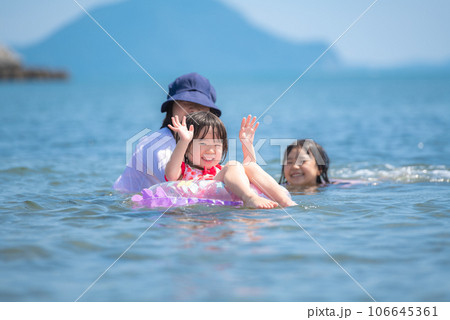 夏の海で海水浴を楽しむ姉妹 夏の海で海水浴を楽しむ姉妹 106645361