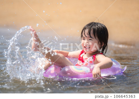 夏の海で海水浴を楽しむ女の子 106645363