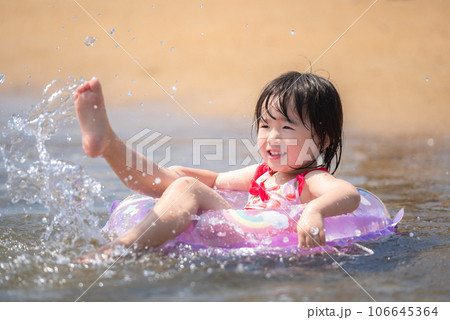 夏の海で海水浴を楽しむ女の子 106645364