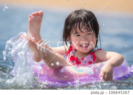 夏の海で海水浴を楽しむ女の子 106645367
