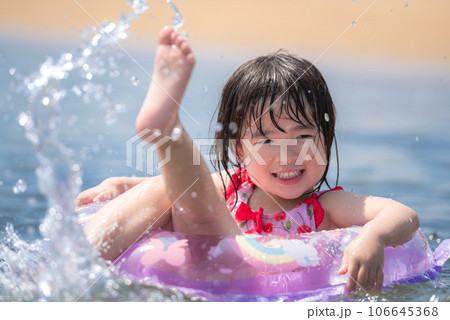 夏の海で海水浴を楽しむ女の子 106645368