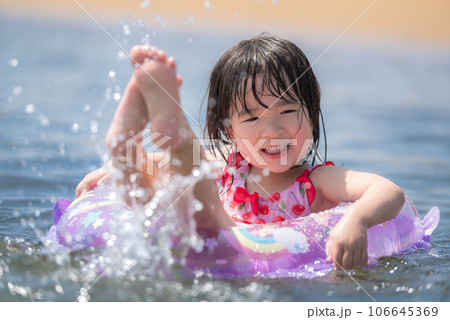 夏の海で海水浴を楽しむ女の子 夏の海で海水浴を楽しむ女の子 106645369
