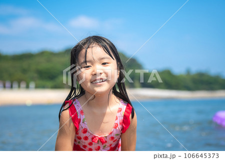 夏の海で海水浴を楽しむ女の子 106645373