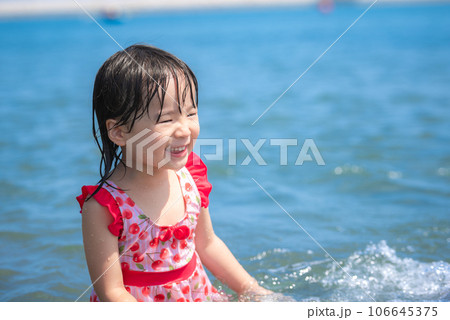 夏の海で海水浴を楽しむ女の子 106645375