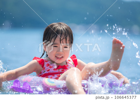 夏の海で海水浴を楽しむ女の子 106645377