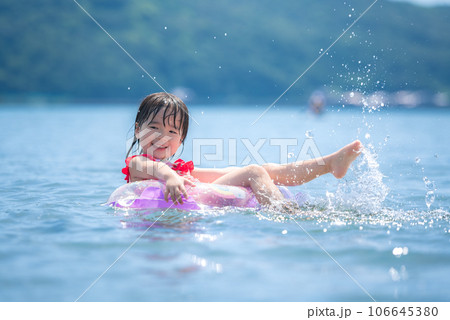 夏の海で海水浴を楽しむ女の子 106645380