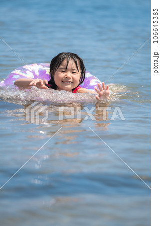 夏の海で海水浴を楽しむ女の子 106645385