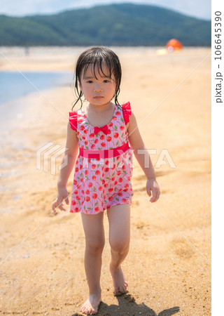 夏の浜辺で遊ぶ女の子 106645390