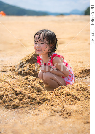 夏の浜辺で遊ぶ女の子 夏の浜辺で遊ぶ女の子 106645391