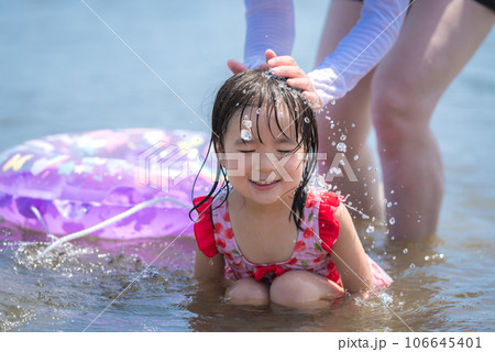 夏の海で海水浴を楽しむ女の子 夏の海で海水浴を楽しむ女の子 106645401