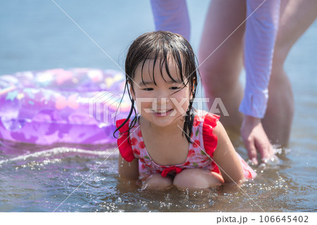 夏の海で海水浴を楽しむ女の子 106645402