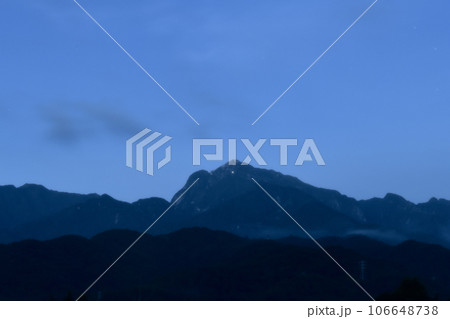 北杜市長坂町、未明の空、灯り点して頂き目指す登山者 106648738