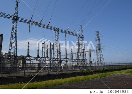 屋外変電設備と送電塔 106648988
