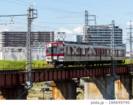 大和川の鉄橋を渡る近鉄電車 106649740
