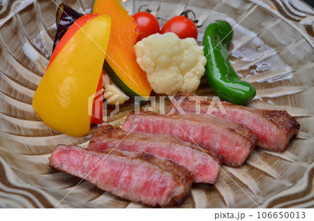 霜降り黒毛和牛のロースステーキ 温野菜添え 霜降り黒毛和牛のロースステーキ 温野菜添え 106650013
