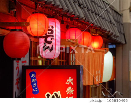 夕暮れの大阪梅田 お初天神通り商店街 106650496