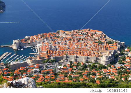 クロアチアの世界文化遺産、アドリア海の真珠ドブロブニク　スルジ山から眺める城壁に囲まれた旧市街 106651142