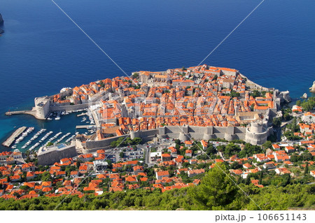 クロアチアの世界文化遺産、アドリア海の真珠ドブロブニク スルジ山から眺める城壁に囲まれた旧市街 クロアチアの世界文化遺産、アドリア海の真珠ドブロブニク スルジ山から眺める城壁に囲まれた旧市街 106651143