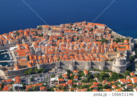 クロアチアの世界文化遺産、アドリア海の真珠ドブロブニク　スルジ山から眺める城壁に囲まれた旧市街 106651146
