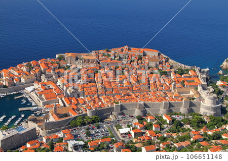 クロアチアの世界文化遺産、アドリア海の真珠ドブロブニク　スルジ山から眺める城壁に囲まれた旧市街 106651148