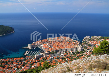 クロアチアの世界文化遺産、アドリア海の真珠ドブロブニク　スルジ山から眺める城壁に囲まれた旧市街 106651151