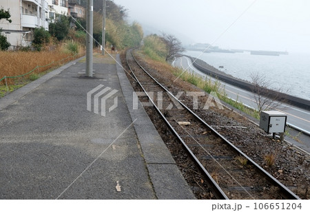 海の見える予讃線下灘駅は霧に煙ることもある 海の見える予讃線下灘駅は霧に煙ることもある 106651204
