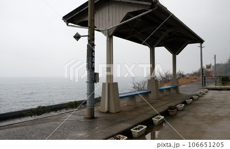 海の見える予讃線下灘駅は霧に煙ることもある 海の見える予讃線下灘駅は霧に煙ることもある 106651205