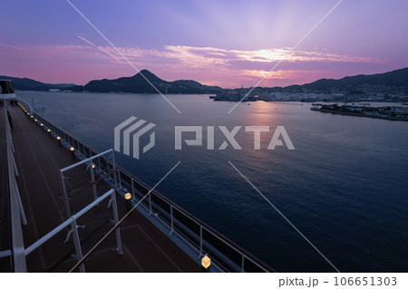 長崎県 佐世保港船上デッキからの夕焼けの眺め 長崎県 佐世保港船上デッキからの夕焼けの眺め 106651303