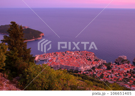 クロアチアの世界文化遺産、アドリア海の真珠ドブロブニク　スルジ山から眺める城壁に囲まれた旧市街夕景 106651405