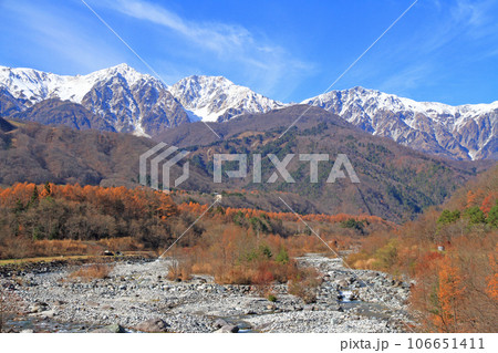 白馬大橋から望む秋の白馬三山 106651411