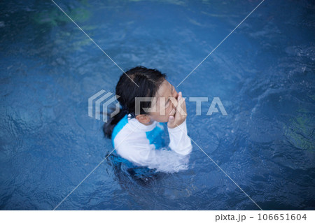夏のプールで遊んでいる一人の子供の様子 106651604