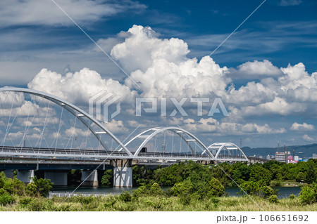淀川に架かるモノレール鉄橋　空に浮かぶわた雲 106651692