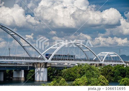 淀川の鉄橋を渡るモノレール 106651695