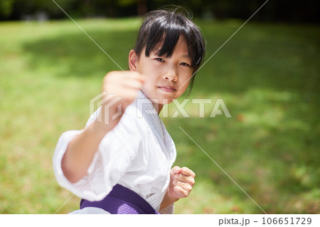 真夏の公園で空手を練習している小学生の女の子の様子 106651729