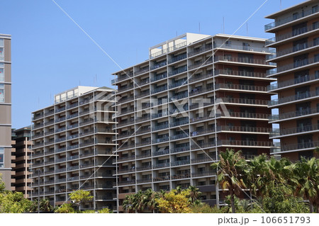 青空とマンションの並ぶ町並みの風景 106651793