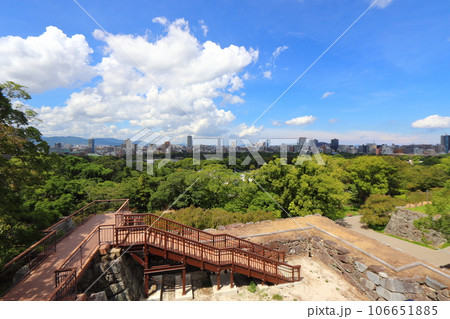 福岡城 天守台から眺める福岡タワー、福岡ドーム、大濠池方面の景色 106651885