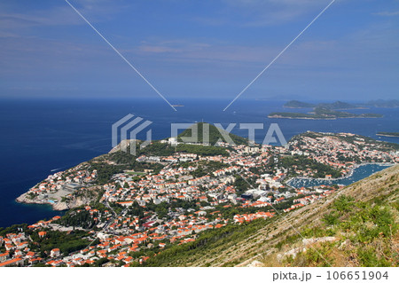 クロアチアの世界文化遺産、アドリア海の真珠ドブロブニク　スルジ山から眺める新市街 106651904