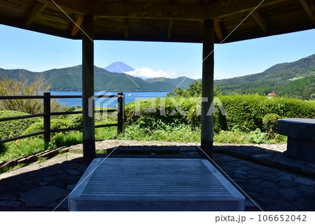 箱根町 神奈川県立恩賜箱根公園の弁天の鼻展望台と富士山と芦ノ湖 箱根町 神奈川県立恩賜箱根公園の弁天の鼻展望台と富士山と芦ノ湖 106652042