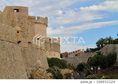 クロアチアの世界文化遺産、アドリア海の真珠ドブロブニク　旧市街を取り囲む城壁 106652124