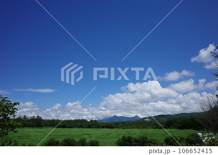 青空の下、畑のむこうに電波望遠鏡が見える野辺山高原の夏の風景 青空の下、畑のむこうに電波望遠鏡が見える野辺山高原の夏の風景 106652415