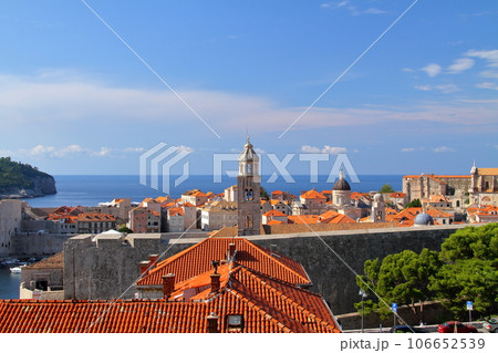 クロアチアの世界文化遺産、アドリア海の真珠ドブロブニク　スルジ山ロープウェイから旧市街の尖塔やドーム 106652539